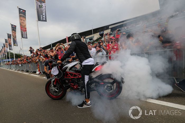 Lewis Hamilton, Mercedes AMG F1 en su MV Agusta Dragster RR LH44