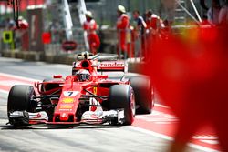 Kimi Raikkonen, Ferrar, stops in his pit
