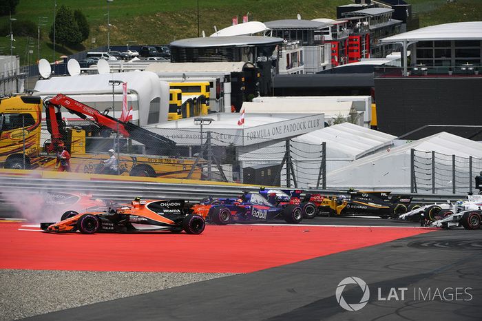 Max Verstappen, Red Bull Racing RB13, Fernando Alonso, McLaren MCL32, Daniil Kvyat, Scuderia Toro Rosso STR12, chocan