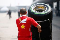 Miembros del equipo Ferrari con neumáticos Pirelli