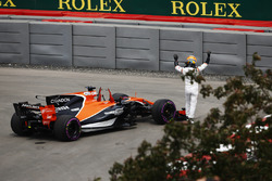 Fernando Alonso, McLaren, salue la foule après un problème mécanique
