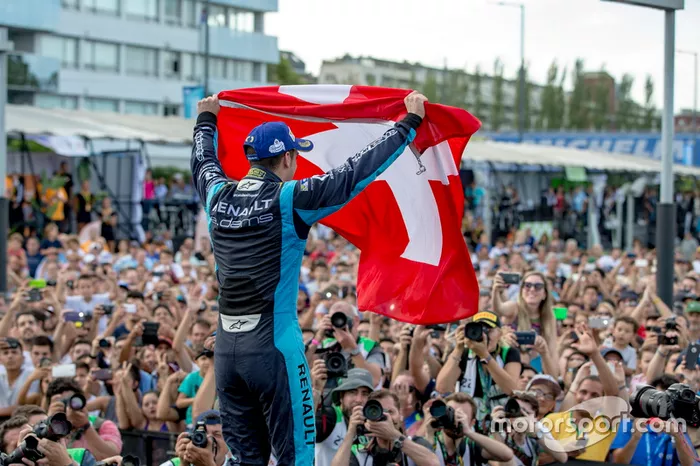 Podio: il vincitore della gara Sébastien Buemi, Renault e.Dams