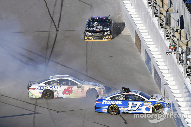 Ricky Stenhouse Jr., Roush Fenway Racing Ford y Trevor Bayne, Roush Fenway Racing Ford wreck