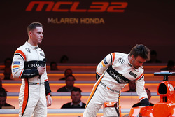 Pilotos Stoffel Vandoorne y Fernando Alonso en el escenario en el lanzamiento de la McLaren MCL32