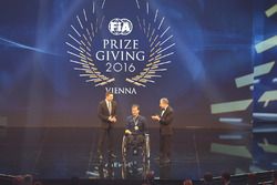 Frédéric Sausset receives the President Award from FIA President Jean Todt with Christophe Tinseau