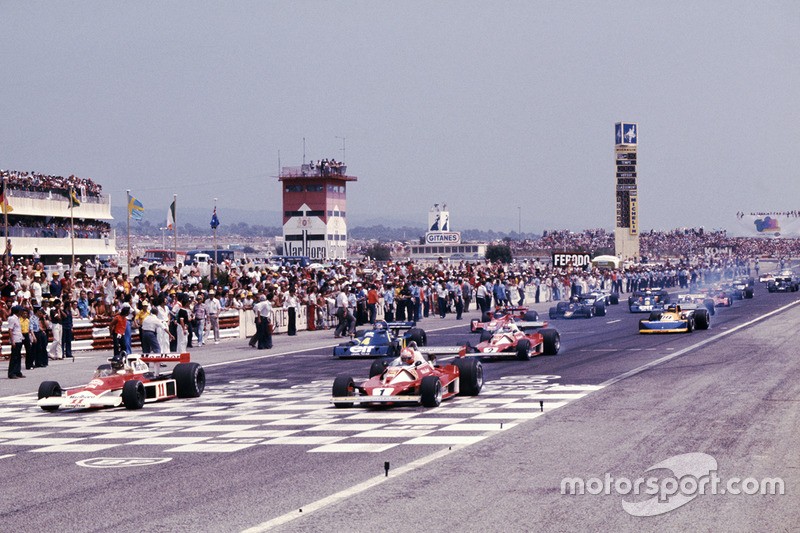 Départ : James Hunt, McLaren M23 Ford, devant Niki Lauda Ferrari 312T2