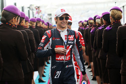 Esteban Gutiérrez, Haas F1 Team en el desfile de pilotos