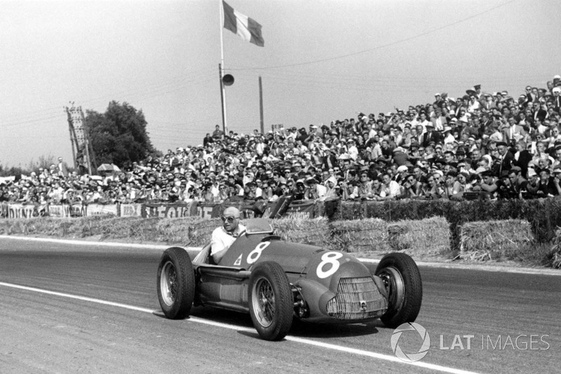 Race winner Juan Manuel Fangio, Alfa Romeo 159A