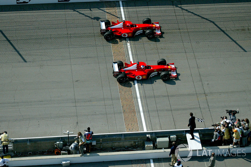 Sieg für Rubens Barrichello, Ferrari F2002, vor Michael Schumacher, Ferrari F2002