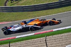 Lance Stroll, Williams FW41 and Stoffel Vandoorne, McLaren MCL33 battle