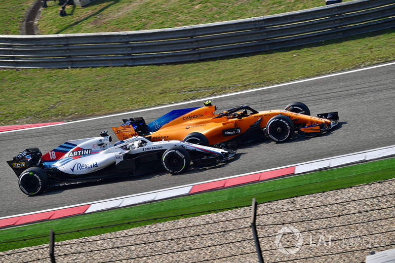 Lance Stroll, Williams FW41 and Stoffel Vandoorne, McLaren MCL33 battle