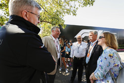 Ross Brawn, Motorsporları Direktörü, FOM, ve Chase Carey, Direktör, Formula 1