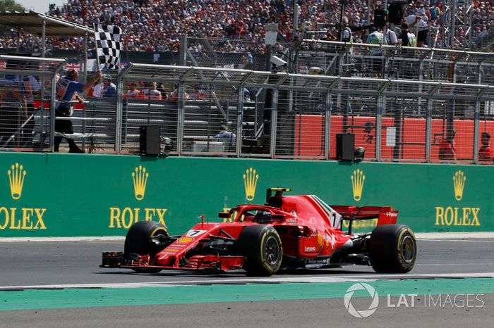 Kimi Raikkonen, Ferrari SF71H bajo la bandera a cuadros 