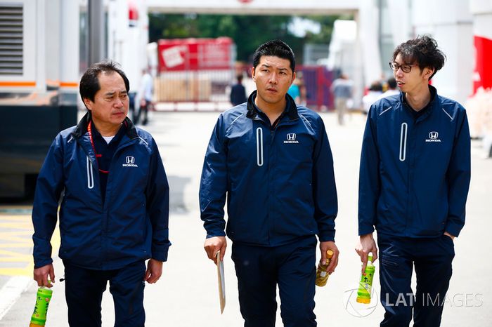 Toyoharu Tanabe, director técnico de F1 de Honda, llega al paddock con sus colegas