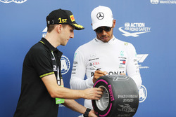 Il ciclista su strada Simon Yates posa per una foto con Lewis Hamilton, Mercedes AMG F1, dopo le qualifiche