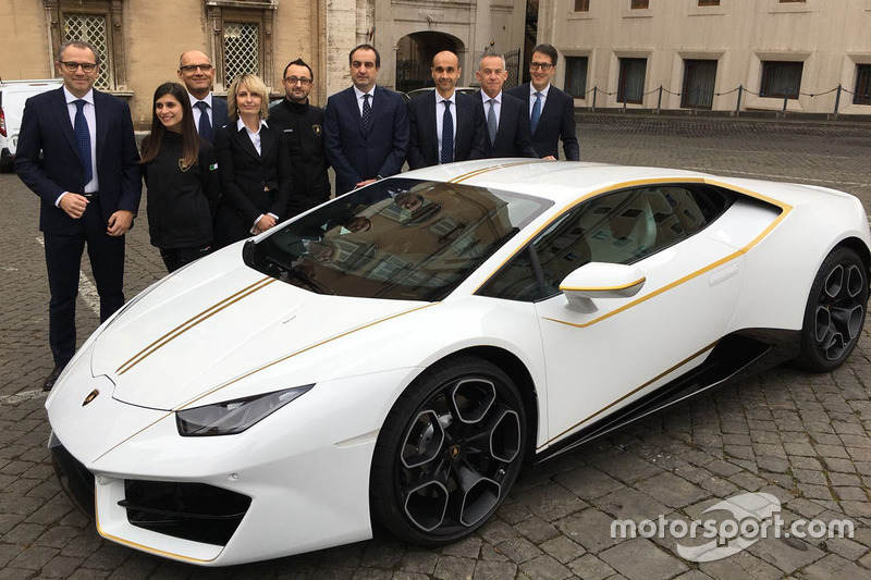 Stefano Domenicali, Lamborghini CEO and other dignitaries with the Papal Lamborghini Huracan