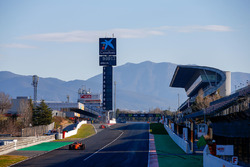 Stoffel Vandoorne, McLaren MCL33, Sebastian Vettel, Ferrari SF71H, sortent des stands