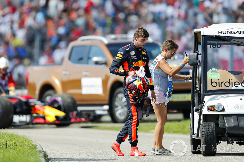 Max Verstappen, Red Bull Racing, vuelve a los boxes después de retirarse de la carrera