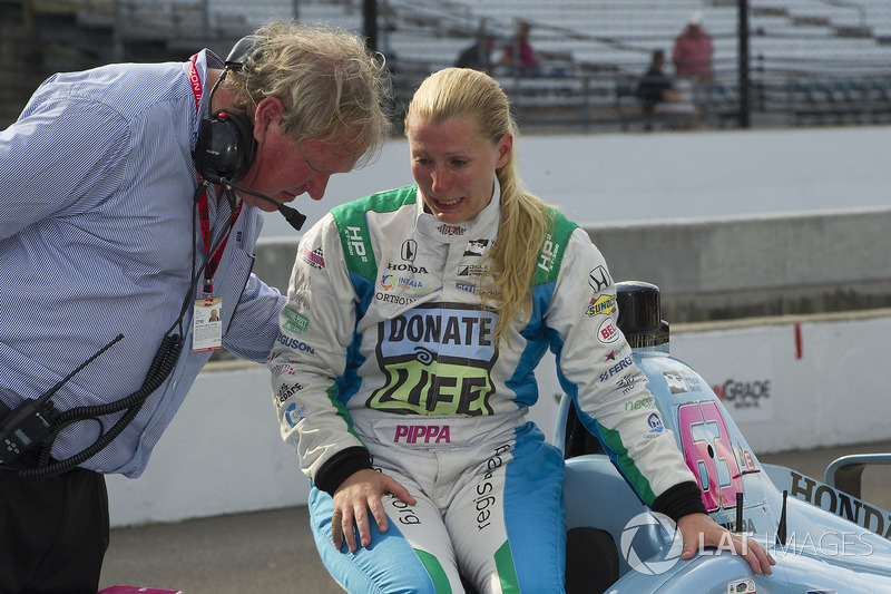 Dale Coyne comforts Pippa Mann after failing to make the field, Dale Coyne Racing Honda