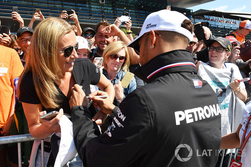 Lewis Hamilton, Mercedes-AMG F1 signe des autographes pour les fans