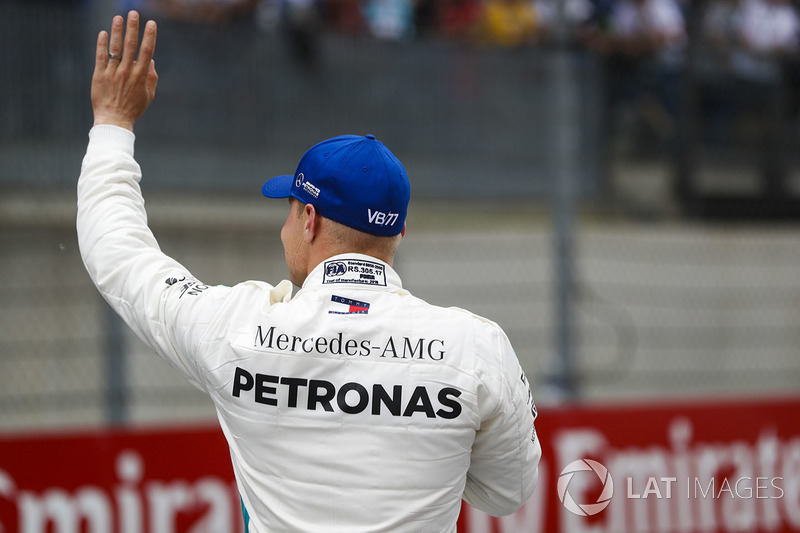 Ganador de la pole Valtteri Bottas, Mercedes AMG F1, sauda a los fans