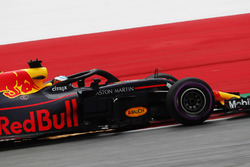 Daniel Ricciardo, Red Bull Racing RB14, fait des étincelles