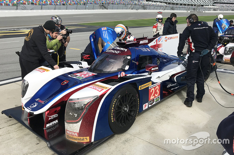 Fernando Alonso, United Autosports se mete en el coche para su primer turno