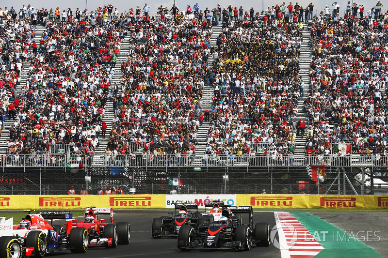 Alexander Rossi, Manor Marussia MR03, por delante de Kimi Raikkonen, Ferrari SF-15T, Fernando Alonso