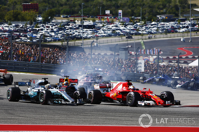 Lewis Hamilton, Mercedes AMG F1 W08, Sebastian Vettel, Ferrari SF70H, in lotta alla partenza della gara