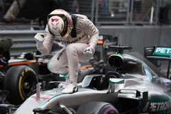 Победитель гонки - Льюис Хэмилтон, Mercedes AMG F1 празднует в закрытом парке