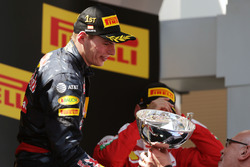 Il vincitore Max Verstappen, Red Bull Racing festeggia sul podio
