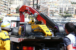 Машину Renault Sport F1 Team RS16 Джолиона Палмера, Renault Sport F1 Team возвращают на пит-лейн на