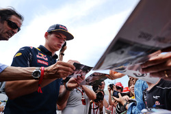 Макс Ферстаппен, Red Bull Racing дає автографи вболівальникам