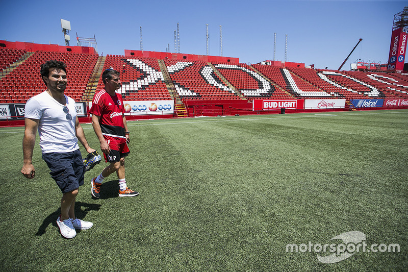 Sergio Pérez juega futbol