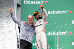 Переможець гонки Льюїс Хемілтон, Mercedes AMG F1 святкує на подіумі