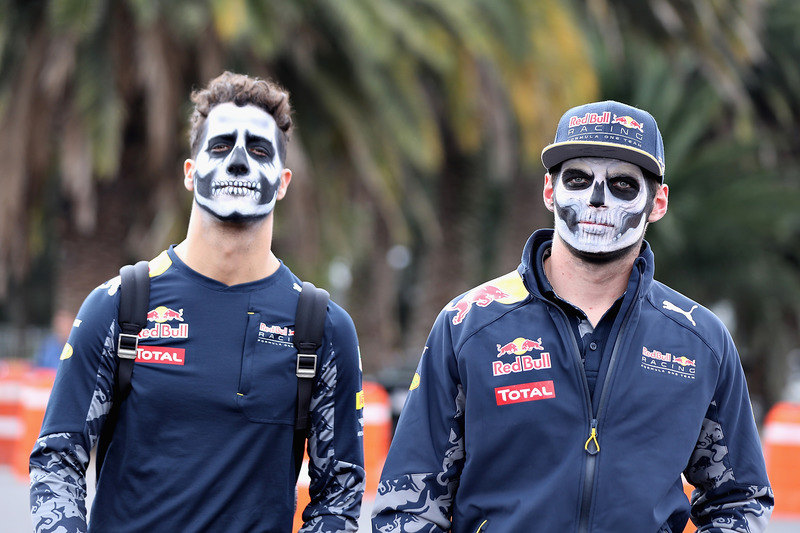 Daniel Ricciardo, Red Bull Racing y Max Verstappen, Red Bull Racing llegan al circuito pintados como catrinos del Dia de Muertos