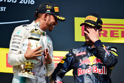 Ganador de la carrera Lewis Hamilton, Mercedes AMG F1 celebra en el podio con el tercer puesto Danie