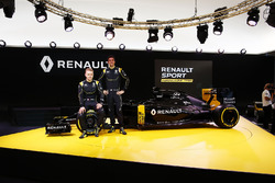 (L nach R): Kevin Magnussen, Renault F1 Team mit Jolyon Palmer, Renault F1 Team