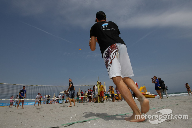 I piloti mentre giocano a beach tennis