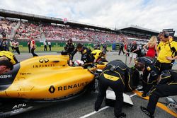 Kevin Magnussen, Renault Sport F1 Team RS16 on the grid