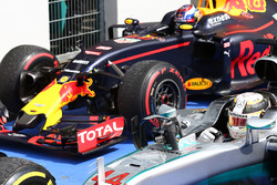 Победитель - Льюис Хэмилтон, Mercedes AMG F1 W07 Hybrid и третье место - Макс Ферстаппен, Red Bull R