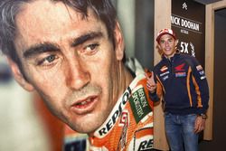 Marc Márquez, Repsol Honda Team posa con un cartel de Mike Doohan