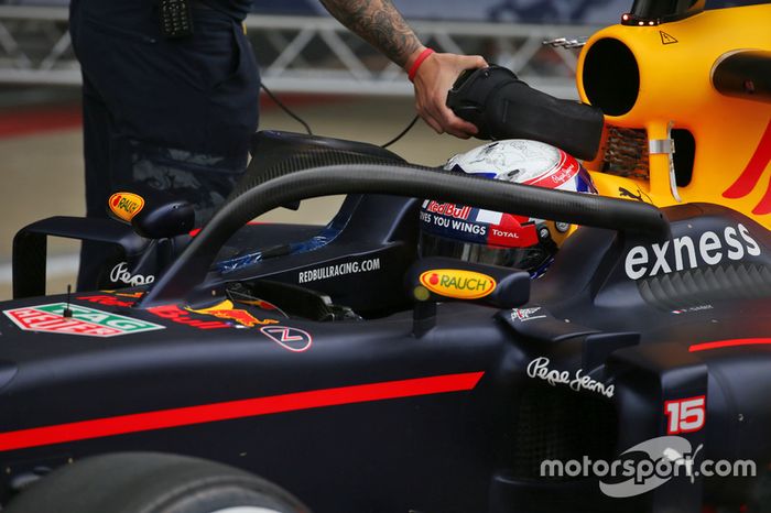 Pierre Gasly, probador de Red Bull Racing, lleva el Halo protector del cockpit en el RB12