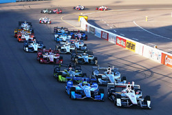 Старт: лідирує Еліо Кастроневес, Team Penske Chevrolet
