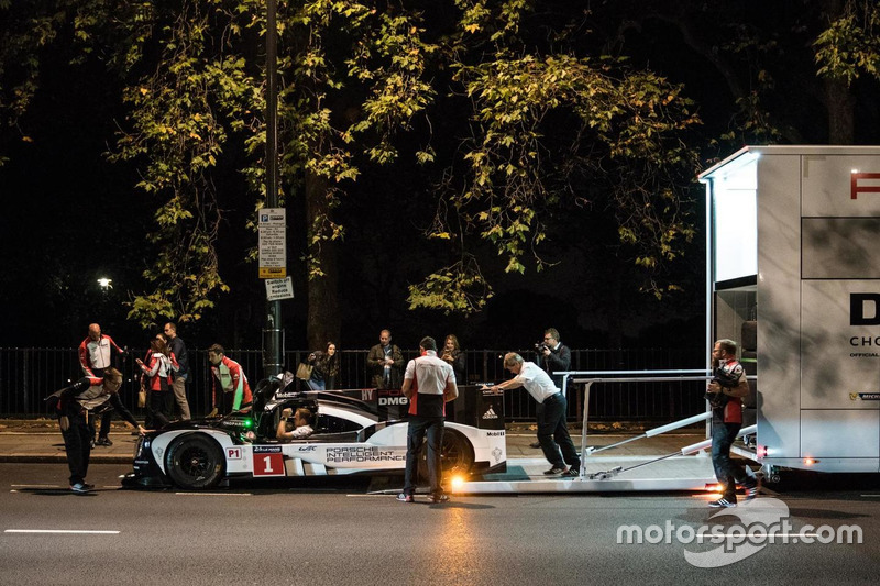 Merk Webber guida la Porsche 919 Hybrid LMP1 a Londra