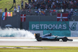 Lewis Hamilton, Mercedes AMG F1 W07 Hybrid valt uit met een opgeblazen motor
