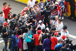 Fernando Alonso, McLaren signeert handtekeningen voor de fans