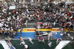 Podium: Sieger Timo Bernhard, Mark Webber, Brendon Hartley, Porsche Team; 2. Lucas di Grassi, Loic D