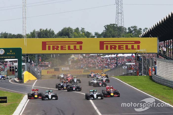 Max Verstappen, Red Bull Racing RB12; Lewis Hamilton, Mercedes AMG F1; Nico Rosberg, Mercedes AMG F1; y Daniel Ricciardo, Red Bull Racing Batalla por el liderato en el inicio de la carrera