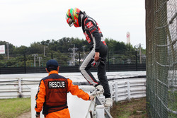 Esteban Gutierrez, Haas F1 Team loopt terug naar de pits nadat hij is stilgevallen in VT2